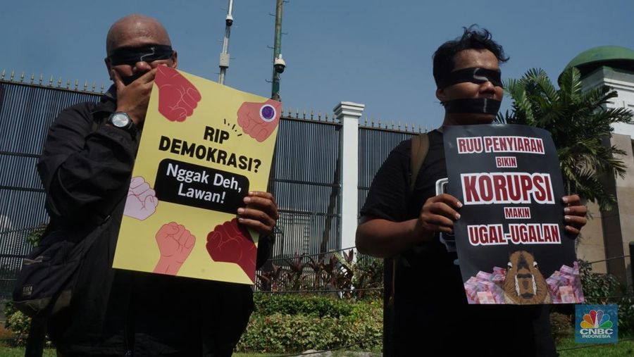 Demo Tolak Revisi UU Penyiaran. (CNBC Indonesia/Muhamad Sabki)