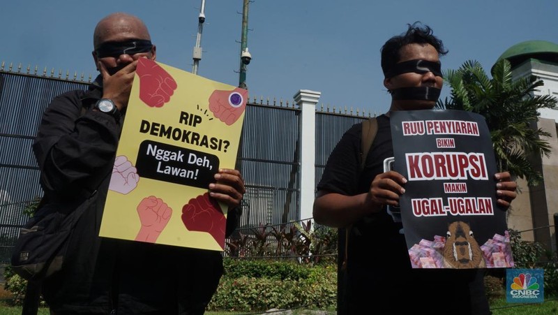 Demo Tolak Revisi UU Penyiaran. (CNBC Indonesia/Muhamad Sabki)