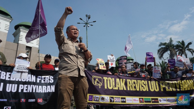 Demo Tolak Revisi UU Penyiaran. (CNBC Indonesia/Muhamad Sabki)