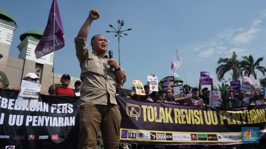 Demo Tolak Revisi UU Penyiaran. (CNBC Indonesia/Muhamad Sabki)
