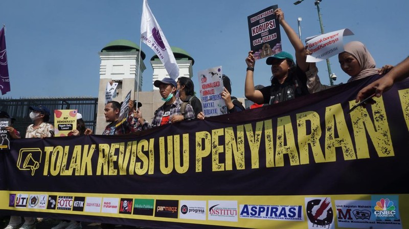 Demo Tolak Revisi UU Penyiaran. (CNBC Indonesia/Muhamad Sabki)