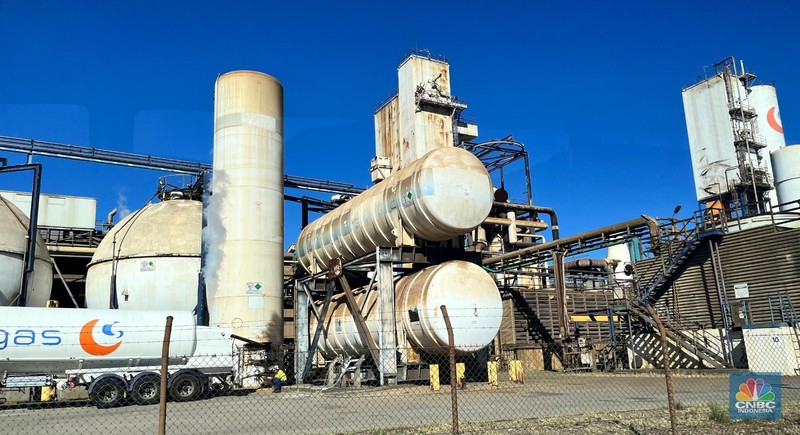 Australia memiliki ambisi besar dalam mencapai target netral karbon (net zero emission/NZE) pada 2050. Salah satu proyek raksasa untuk mendukung hal tersebut adalah Port Kembla Hydrogen Hub di Wollongong, New South Wales, yang akan mengintegrasikan sejumlah proyek dalam satu area pelabuhan, termasuk pusat hidrogen dan pembangkit listrik tenaga angin lepas pantai. Australia memiliki ambisi besar dalam mencapai target netral karbon (net zero emission/NZE) pada 2050. Salah satu proyek raksasa untuk mendukung hal tersebut adalah Port Kembla Hydrogen Hub di Wollongong, New South Wales, yang akan mengintegrasikan sejumlah proyek dalam satu area pelabuhan, termasuk pusat hidrogen dan pembangkit listrik tenaga angin lepas pantai. (CNBC Indonesia/Lucky Leonard)