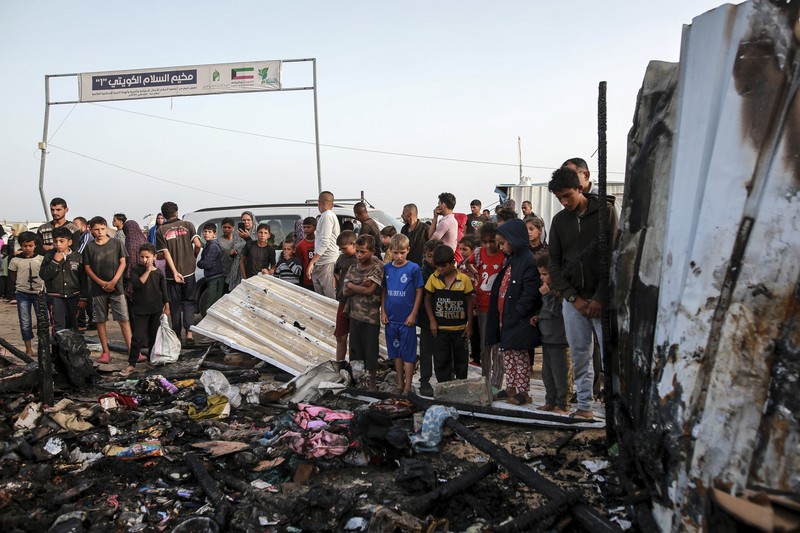 Api berkobar menyusul serangan Israel di wilayah yang diperuntukkan bagi pengungsi Palestina, di tengah konflik yang sedang berlangsung antara Israel dan Hamas, di Rafah di Jalur Gaza selatan, dalam gambar diam yang diambil dari sebuah video, 26 Mei 2024. (REUTERS/Reuters TV)