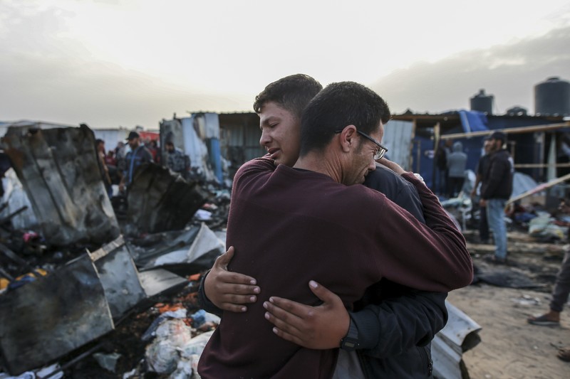Api berkobar menyusul serangan Israel di wilayah yang diperuntukkan bagi pengungsi Palestina, di tengah konflik yang sedang berlangsung antara Israel dan Hamas, di Rafah di Jalur Gaza selatan, dalam gambar diam yang diambil dari sebuah video, 26 Mei 2024. (REUTERS/Reuters TV)