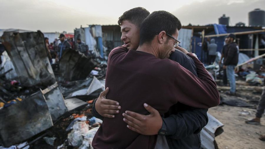 Api berkobar menyusul serangan Israel di wilayah yang diperuntukkan bagi pengungsi Palestina, di tengah konflik yang sedang berlangsung antara Israel dan Hamas, di Rafah di Jalur Gaza selatan, dalam gambar diam yang diambil dari sebuah video, 26 Mei 2024. (REUTERS/Reuters TV)