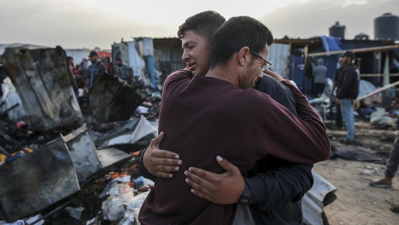 Api berkobar menyusul serangan Israel di wilayah yang diperuntukkan bagi pengungsi Palestina, di tengah konflik yang sedang berlangsung antara Israel dan Hamas, di Rafah di Jalur Gaza selatan, dalam gambar diam yang diambil dari sebuah video, 26 Mei 2024. (REUTERS/Reuters TV)