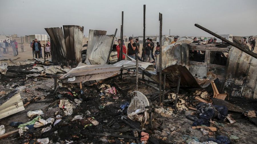 Api berkobar menyusul serangan Israel di wilayah yang diperuntukkan bagi pengungsi Palestina, di tengah konflik yang sedang berlangsung antara Israel dan Hamas, di Rafah di Jalur Gaza selatan, dalam gambar diam yang diambil dari sebuah video, 26 Mei 2024. (REUTERS/Reuters TV)
