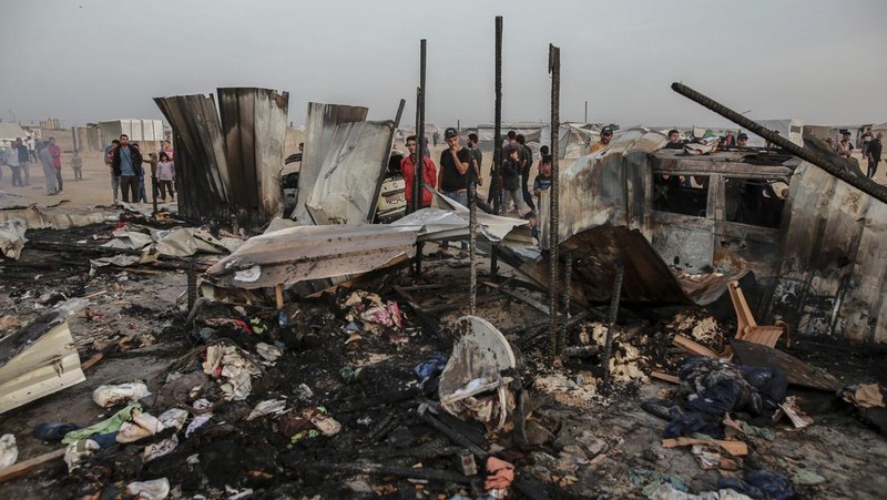 Api berkobar menyusul serangan Israel di wilayah yang diperuntukkan bagi pengungsi Palestina, di tengah konflik yang sedang berlangsung antara Israel dan Hamas, di Rafah di Jalur Gaza selatan, dalam gambar diam yang diambil dari sebuah video, 26 Mei 2024. (REUTERS/Reuters TV)