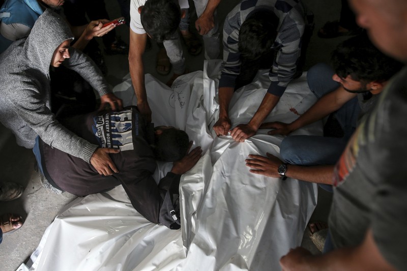 Api berkobar menyusul serangan Israel di wilayah yang diperuntukkan bagi pengungsi Palestina, di tengah konflik yang sedang berlangsung antara Israel dan Hamas, di Rafah di Jalur Gaza selatan, dalam gambar diam yang diambil dari sebuah video, 26 Mei 2024. Api berkobar menyusul serangan Israel di wilayah yang diperuntukkan bagi pengungsi Palestina, di tengah konflik yang sedang berlangsung antara Israel dan Hamas, di Rafah di Jalur Gaza selatan, dalam gambar diam yang diambil dari sebuah video, 26 Mei 2024. (REUTERS/Reuters TV)