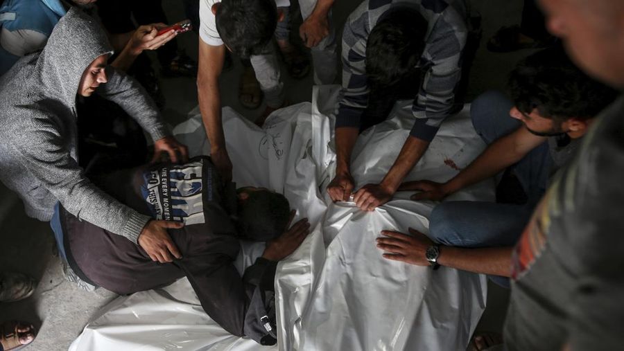 Api berkobar menyusul serangan Israel di wilayah yang diperuntukkan bagi pengungsi Palestina, di tengah konflik yang sedang berlangsung antara Israel dan Hamas, di Rafah di Jalur Gaza selatan, dalam gambar diam yang diambil dari sebuah video, 26 Mei 2024. (REUTERS/Reuters TV)