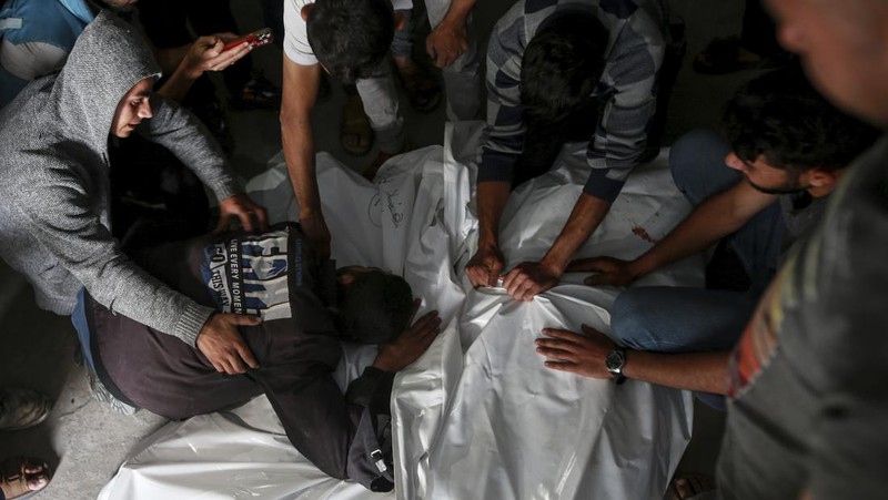 Api berkobar menyusul serangan Israel di wilayah yang diperuntukkan bagi pengungsi Palestina, di tengah konflik yang sedang berlangsung antara Israel dan Hamas, di Rafah di Jalur Gaza selatan, dalam gambar diam yang diambil dari sebuah video, 26 Mei 2024. (REUTERS/Reuters TV)