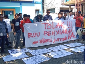 Puluhan Jurnalis Lamongan Jalan Mundur Tolak RUU Penyiaran