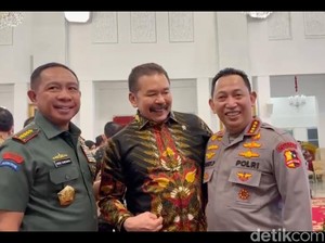 Kapolri-Jaksa Agung Bersalaman dan Tertawa Bersama Saat Acara di Istana