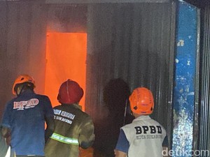 Toko Material di Sukabumi Kebakaran, Asap Hitam Mengepul-Warga Panik