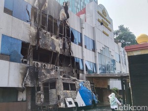 Penampakan Sisa Bus Terbakar yang Apinya Merambat ke Gedung Kampus F Trisakti