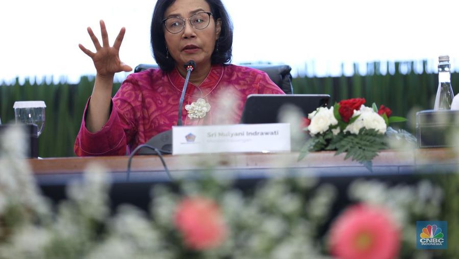 Menteri Keuangan Sri Mulyani Memberi Keterangan di Konferensi Pers APBN KITA. (CNBC Indonesiaa/Tri Susilo) Menteri Keuangan Sri Mulyani Memberi Keterangan di Konferensi Pers APBN KITA. (CNBC Indonesiaa/Tri Susilo)