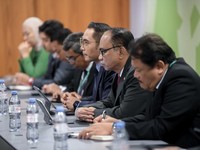 Menkominfo Bilang WhatsApp Lebih Bahaya dari Starlink
