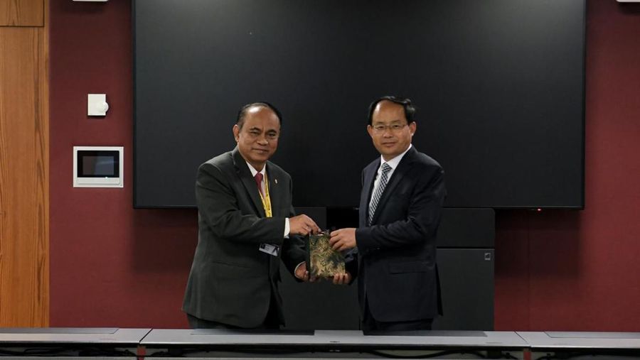 Menteri Komunikasi dan Informatika Budi Arie Setiadi melakukan hubungan bilateral dengan Wakil Menteri Perindustrian dan Teknologi Informasi RRC Shan Zhongde di Jenewa, Swiss. (Dok. Kominfo)