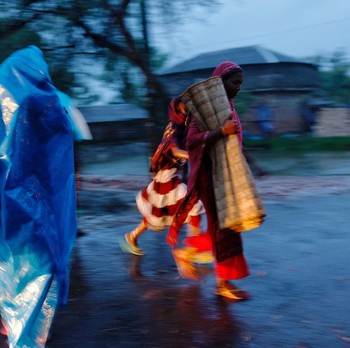 Malapetaka di Bangladesh, Negeri Gelap Gulita-Transportasi Lumpuh