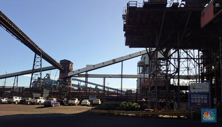 Pabrik baja di area Port Kembla. Fasilitas ini merupakan situs manufaktur terbesar di Australia dari segi ukuran. Pabrik baja ini menjadi bagian penting dari program transisi energi energi karena hasil produksi utama dan sampingan bisa dipakai langsung untuk mendukung proyek-proyek energi terbarukan.