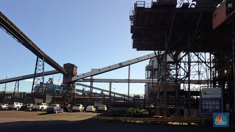 Australia memiliki ambisi besar dalam mencapai target netral karbon (net zero emission/NZE) pada 2050. Salah satu proyek raksasa untuk mendukung hal tersebut adalah Port Kembla Hydrogen Hub di Wollongong, New South Wales, yang akan mengintegrasikan sejumlah proyek dalam satu area pelabuhan, termasuk pusat hidrogen dan pembangkit listrik tenaga angin lepas pantai. (CNBC Indonesia/Lucky Leonard)