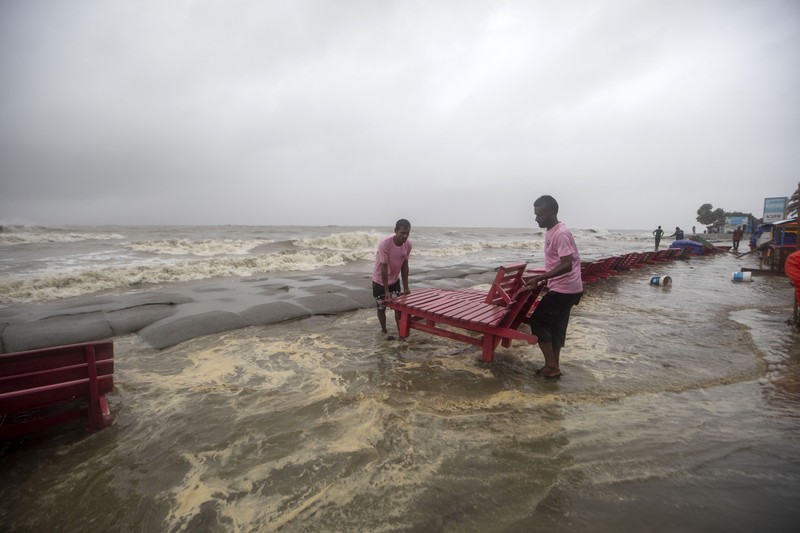 Seorang pria menyelamatkan gerobak dan material lainnya saat air mengalir ke pantai Kuakata di pesisir Teluk Benggala akibat mendekatnya Topan Remal di Barisal, Bangladesh, Minggu, 26 Mei 2024. Seorang pria menyelamatkan gerobak dan material lainnya saat air mengalir ke pantai Kuakata di pesisir Teluk Benggala akibat mendekatnya Topan Remal di Barisal, Bangladesh, Minggu, 26 Mei 2024. (AP Photo/Abdul Goni)