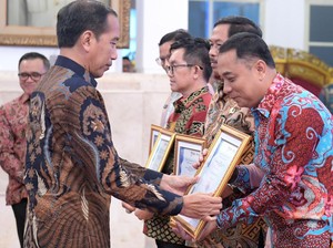 Pemkot Surabaya Terima Penghargaan SPBE Terbaik dari Presiden Jokowi