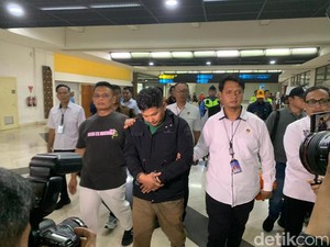 Penampakan Caleg PKS Bos 70 Kg Sabu Tiba di Soetta, Tangan Diborgol