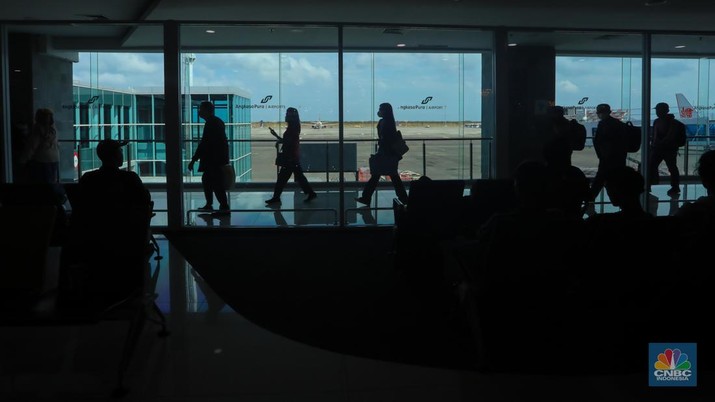 Penumpang menunggu kedatangan pesawat di Bandara I Gusti Ngurah Rai, Denpasar, Bali, Senin (27/5/2024). Selama momen libur panjang Waisak 2024, Bandara Ngurah Rai Bali melayani 140.478 penumpang. (CNBC Indonesia/Faisal Rahman)