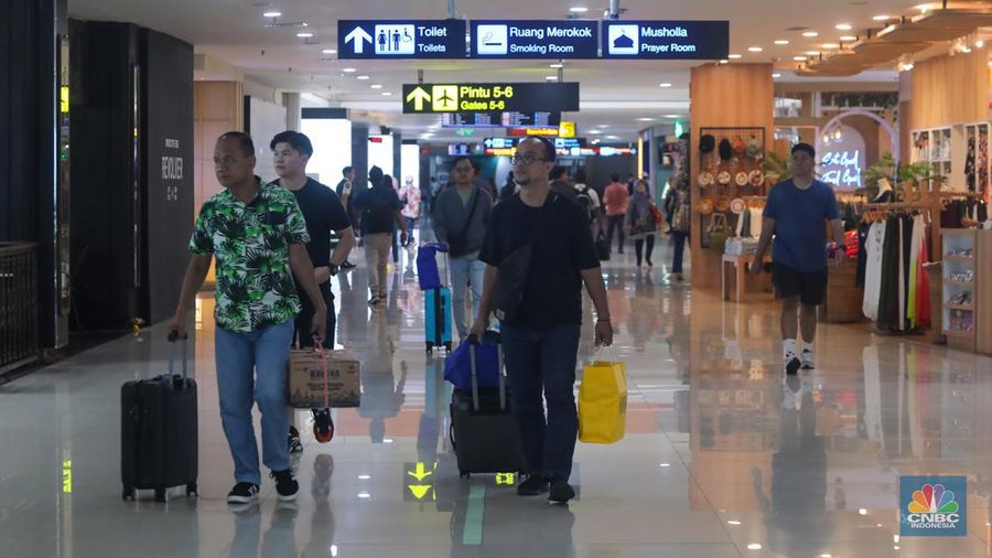Suasana usai libur panjang di Bandara I Gusti Ngurah Rai, Denpasar, Bali, Senin (27/5/2024). Selama momen libur panjang Waisak 2024, Bandara Ngurah Rai Bali melayani 140.478 penumpang. (CNBC Indonesia/Faisal Rahman)