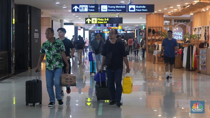Suasana usai libur panjang di Bandara I Gusti Ngurah Rai, Denpasar, Bali, Senin (27/5/2024). Selama momen libur panjang Waisak 2024, Bandara Ngurah Rai Bali melayani 140.478 penumpang. (CNBC Indonesia/Faisal Rahman)
