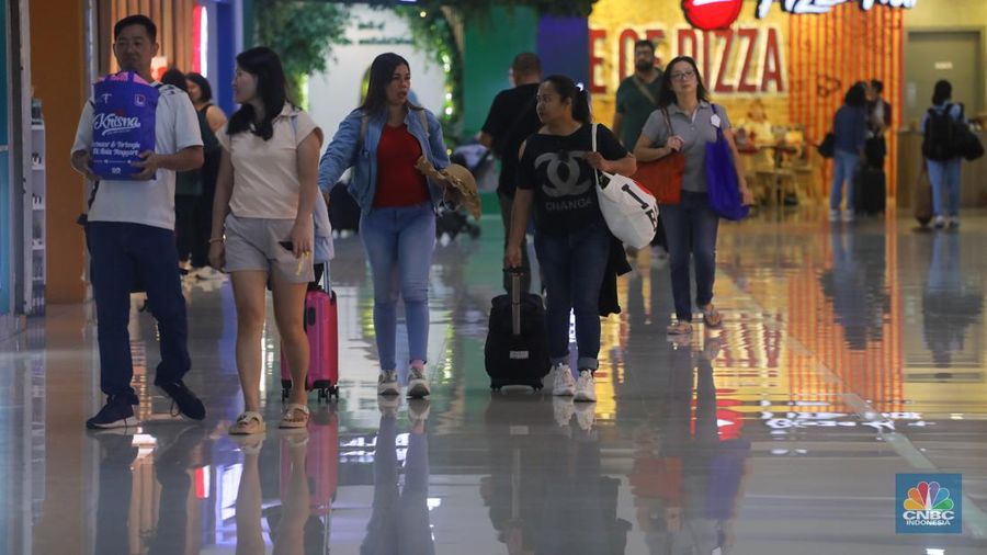 Suasana usai libur panjang di Bandara I Gusti Ngurah Rai, Denpasar, Bali, Senin (27/5/2024). Selama momen libur panjang Waisak 2024, Bandara Ngurah Rai Bali melayani 140.478 penumpang. (CNBC Indonesia/Faisal Rahman)