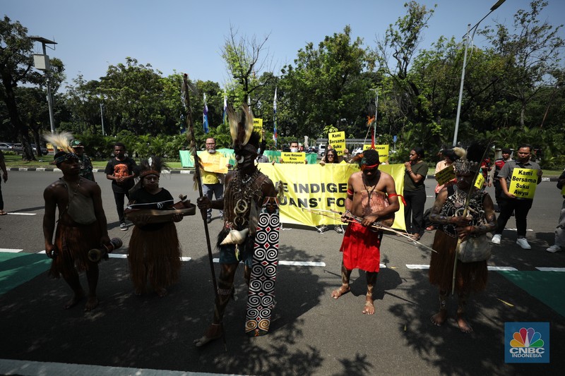Perwakilan Suku Awyu dan Moi melakukan aksi damai di Mahkamah Agung (MA), Senin (27/5/2024). Aksi ini terkait hutan adat yang terancam punah. (CNBC Indonesia/Tri Susilo)