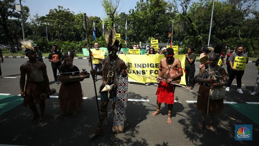 Perwakilan Suku Awyu dan Moi melakukan aksi damai di Mahkamah Agung (MA), Senin (27/5/2024). Aksi ini terkait hutan adat yang terancam punah. (CNBC Indonesia/Tri Susilo)