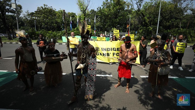 Perwakilan Suku Awyu dan Moi melakukan aksi damai di Mahkamah Agung (MA), Senin (27/5/2024). Aksi ini terkait hutan adat yang terancam punah. (CNBC Indonesia/Tri Susilo)