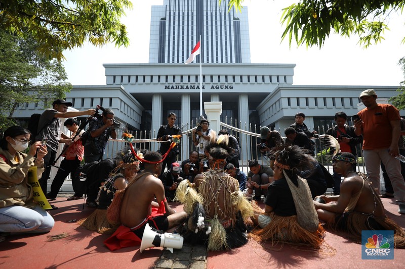 Perwakilan Suku Awyu dan Moi melakukan aksi damai di Mahkamah Agung (MA), Senin (27/5/2024). Aksi ini terkait hutan adat yang terancam punah. (CNBC Indonesia/Tri Susilo)
