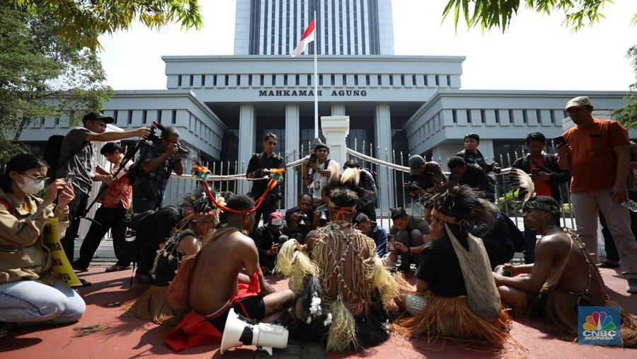 Perwakilan Suku Awyu dan Moi melakukan aksi damai di Mahkamah Agung (MA), Senin (27/5/2024). Aksi ini terkait hutan adat yang terancam punah. (CNBC Indonesia/Tri Susilo)