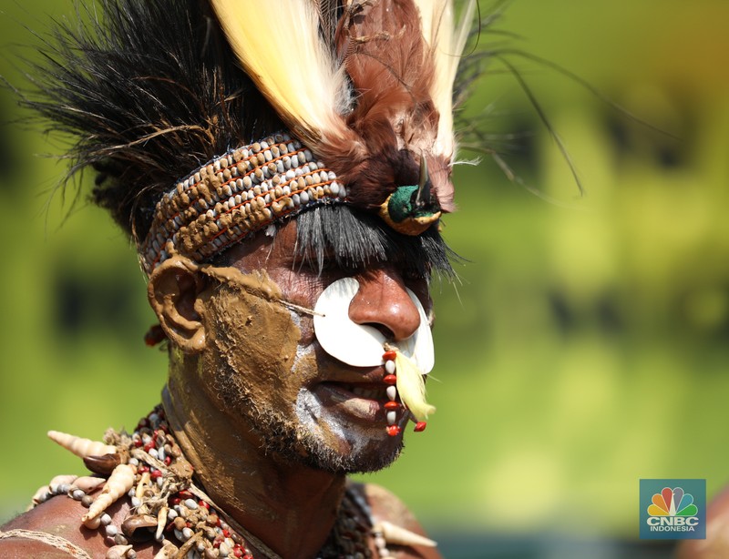 Perwakilan Suku Awyu dan Moi melakukan aksi damai di Mahkamah Agung (MA), Senin (27/5/2024). Aksi ini terkait hutan adat yang terancam punah. (CNBC Indonesia/Tri Susilo)
