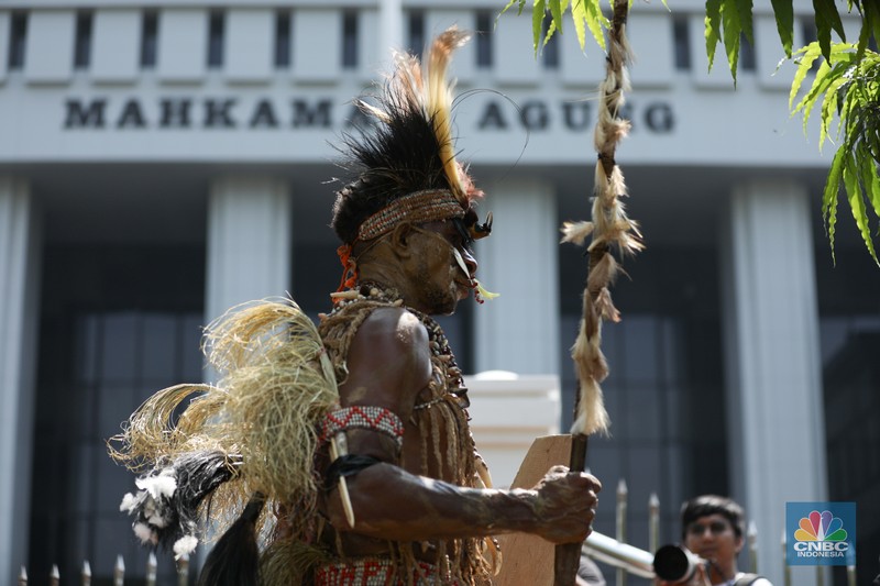 Perwakilan Suku Awyu dan Moi melakukan aksi damai di Mahkamah Agung (MA), Senin (27/5/2024). Aksi ini terkait hutan adat yang terancam punah. (CNBC Indonesia/Tri Susilo)