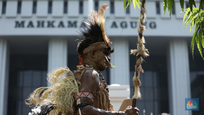 Perwakilan Suku Awyu dan Moi melakukan aksi damai di Mahkamah Agung (MA), Senin (27/5/2024). Aksi ini terkait hutan adat yang terancam punah. (CNBC Indonesia/Tri Susilo)