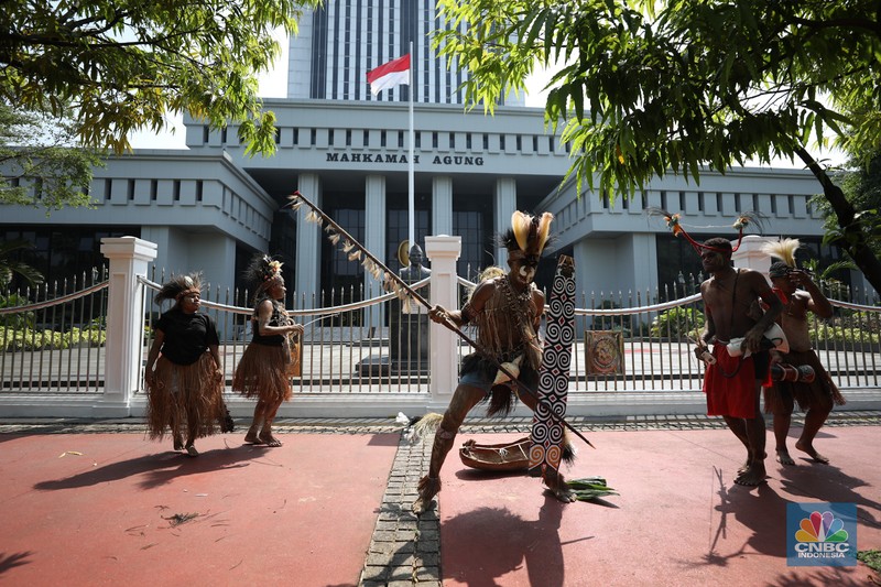 Perwakilan Suku Awyu dan Moi melakukan aksi damai di Mahkamah Agung (MA), Senin (27/5/2024). Aksi ini terkait hutan adat yang terancam punah. (CNBC Indonesia/Tri Susilo)
