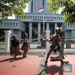 Bawa Panah-Tombak, Suku Awyu dan Moi Gelar Aksi Damai di Gedung MA