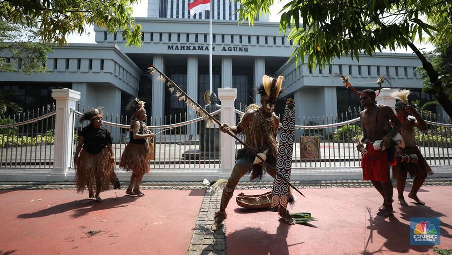 Perwakilan Suku Awyu dan Moi melakukan aksi damai di Mahkamah Agung (MA), Senin (27/5/2024). Aksi ini terkait hutan adat yang terancam punah. (CNBC Indonesia/Tri Susilo)
