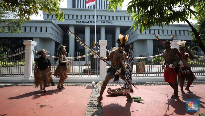 Perwakilan Suku Awyu dan Moi melakukan aksi damai di Mahkamah Agung (MA), Senin (27/5/2024). Aksi ini terkait hutan adat yang terancam punah. (CNBC Indonesia/Tri Susilo)