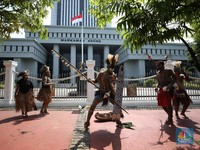 Bawa Panah-Tombak, Suku Awyu dan Moi Gelar Aksi Damai di Gedung MA