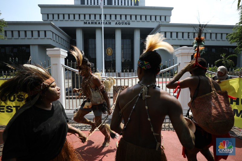 Perwakilan Suku Awyu dan Moi melakukan aksi damai di Mahkamah Agung (MA), Senin (27/5/2024). Aksi ini terkait hutan adat yang terancam punah. Perwakilan Suku Awyu dan Moi melakukan aksi damai di Mahkamah Agung (MA), Senin (27/5/2024). Aksi ini terkait hutan adat yang terancam punah. (CNBC Indonesia/Tri Susilo)