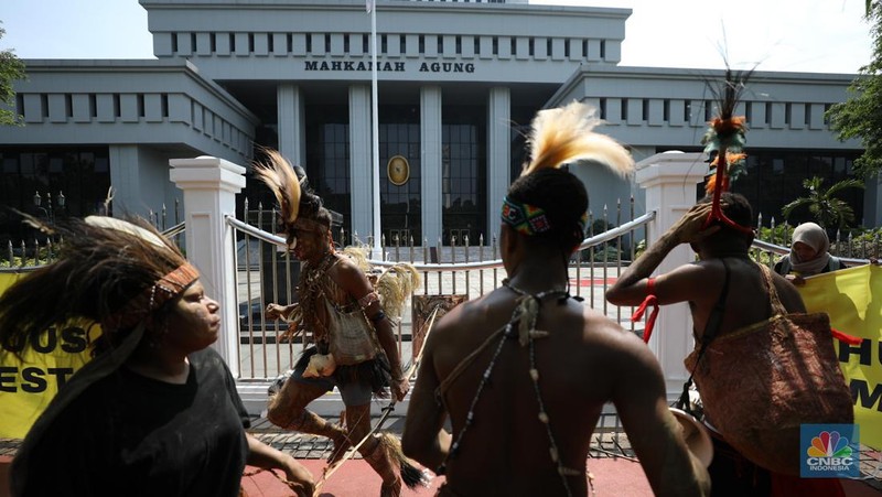 Perwakilan Suku Awyu dan Moi melakukan aksi damai di Mahkamah Agung (MA), Senin (27/5/2024). Aksi ini terkait hutan adat yang terancam punah. (CNBC Indonesia/Tri Susilo)