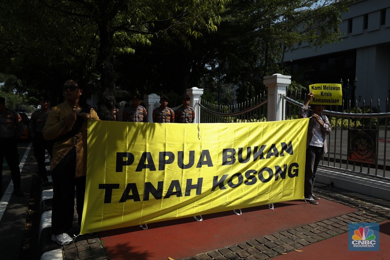 Perwakilan Suku Awyu dan Moi melakukan aksi damai di Mahkamah Agung (MA), Senin (27/5/2024). Aksi ini terkait hutan adat yang terancam punah. (CNBC Indonesia/Tri Susilo)