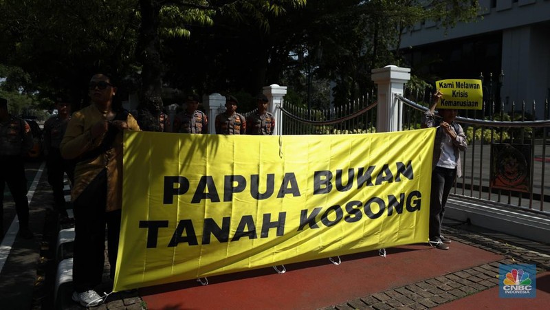Perwakilan Suku Awyu dan Moi melakukan aksi damai di Mahkamah Agung (MA), Senin (27/5/2024). Aksi ini terkait hutan adat yang terancam punah. (CNBC Indonesia/Tri Susilo)