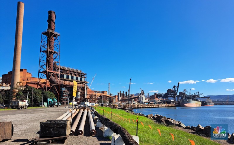 Australia memiliki ambisi besar dalam mencapai target netral karbon (net zero emission/NZE) pada 2050. Salah satu proyek raksasa untuk mendukung hal tersebut adalah Port Kembla Hydrogen Hub di Wollongong, New South Wales, yang akan mengintegrasikan sejumlah proyek dalam satu area pelabuhan, termasuk pusat hidrogen dan pembangkit listrik tenaga angin lepas pantai. Australia memiliki ambisi besar dalam mencapai target netral karbon (net zero emission/NZE) pada 2050. Salah satu proyek raksasa untuk mendukung hal tersebut adalah Port Kembla Hydrogen Hub di Wollongong, New South Wales, yang akan mengintegrasikan sejumlah proyek dalam satu area pelabuhan, termasuk pusat hidrogen dan pembangkit listrik tenaga angin lepas pantai. (CNBC Indonesia/Lucky Leonard)